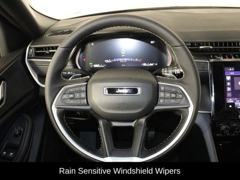 New 2025 Jeep Grand Cherokee Altitude image 24