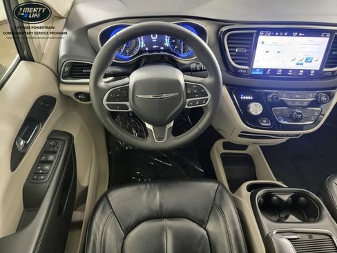 Used 2022 Chrysler Pacifica Touring-L FWD image 26