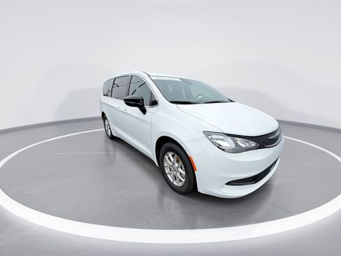 Used 2025 Chrysler Voyager LX image 2