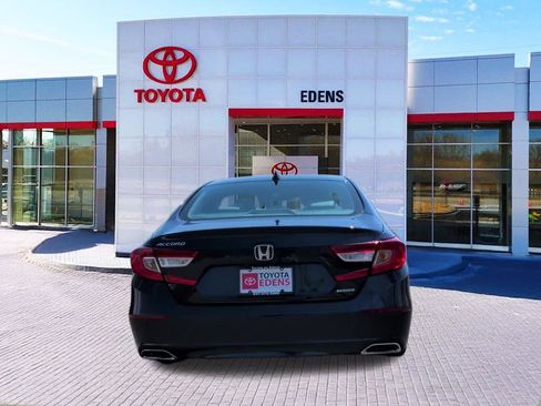 Used 2018 Honda Accord Touring image 4