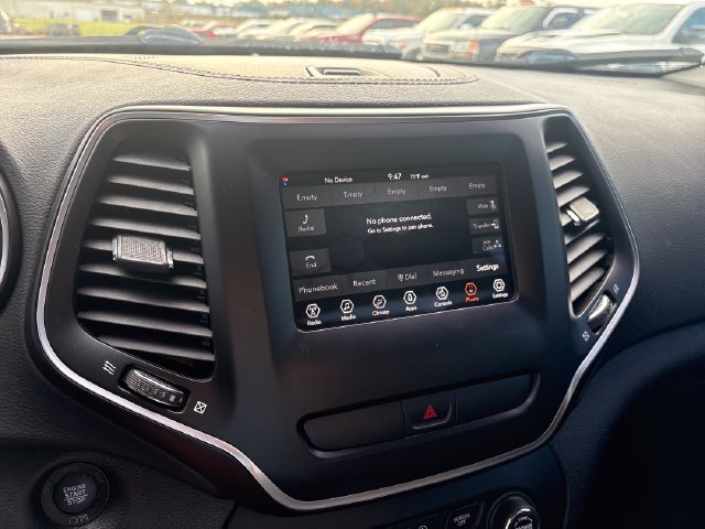 Used 2019 Jeep Cherokee Latitude Plus w/ Cold Weather Group AWD/4WD image 12