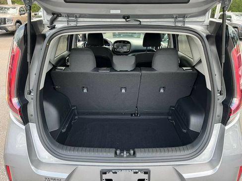 Used 2025 Kia Soul LX w/ LX Technology Package FWD image 8