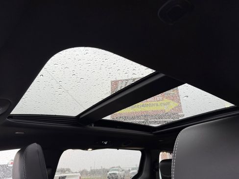 New 2026 Chrysler Pacifica Limited w/ Uconnect Theater Family Group image 10