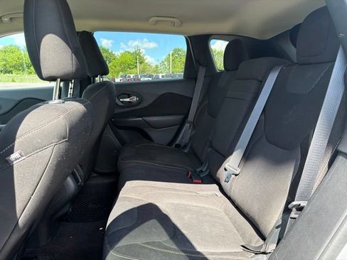 Used 2016 Jeep Cherokee Latitude w/ Comfort/Convenience Group AWD/4WD image 16