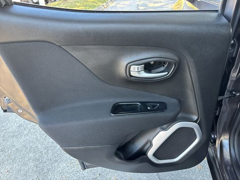 Used 2018 Jeep Renegade Latitude image 25