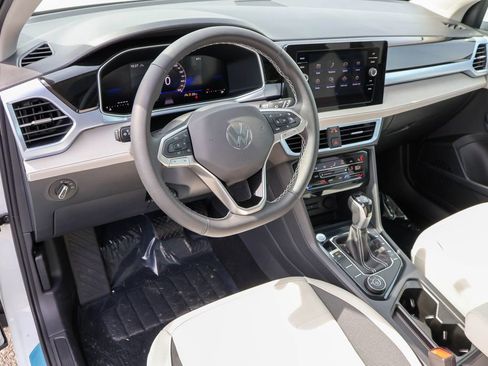 New 2025 Volkswagen Taos SE image 3