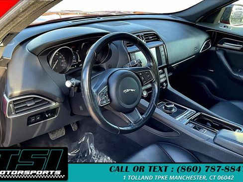 Used 2018 Jaguar F-PACE Premium image 14