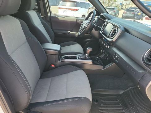 Used 2022 Toyota Tacoma TRD Off-Road w/ Technology Package image 18