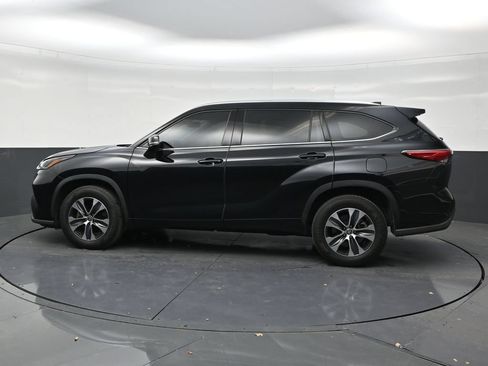 Used 2021 Toyota Highlander XLE FWD image 2