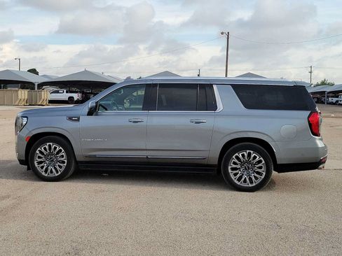 Used 2023 GMC Yukon XL Denali Ultimate AWD/4WD image 5