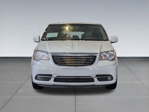 Used 2015 Chrysler Town & Country Touring image 9