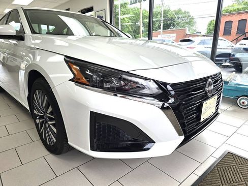Used 2023 Nissan Altima 2.5 SV AWD/4WD image 5