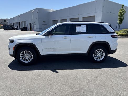 Used 2025 Jeep Grand Cherokee Laredo X image 6