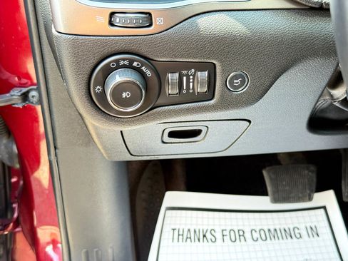 Used 2019 Jeep Cherokee Latitude Plus w/ Comfort/Convenience Group image 19