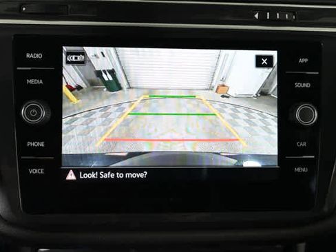 Used 2024 Volkswagen Tiguan SE w/ Panoramic Sunroof Package image 5