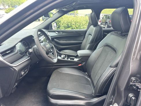 New 2025 Jeep Grand Cherokee L Altitude image 12