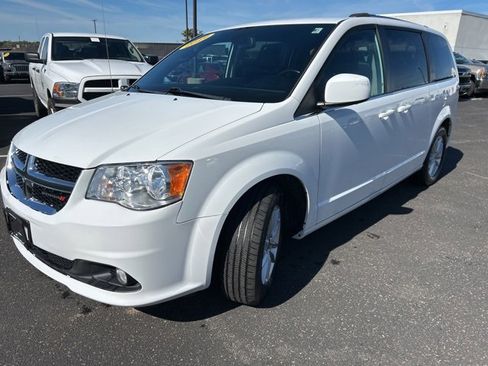Used 2019 Dodge Grand Caravan SXT image 3