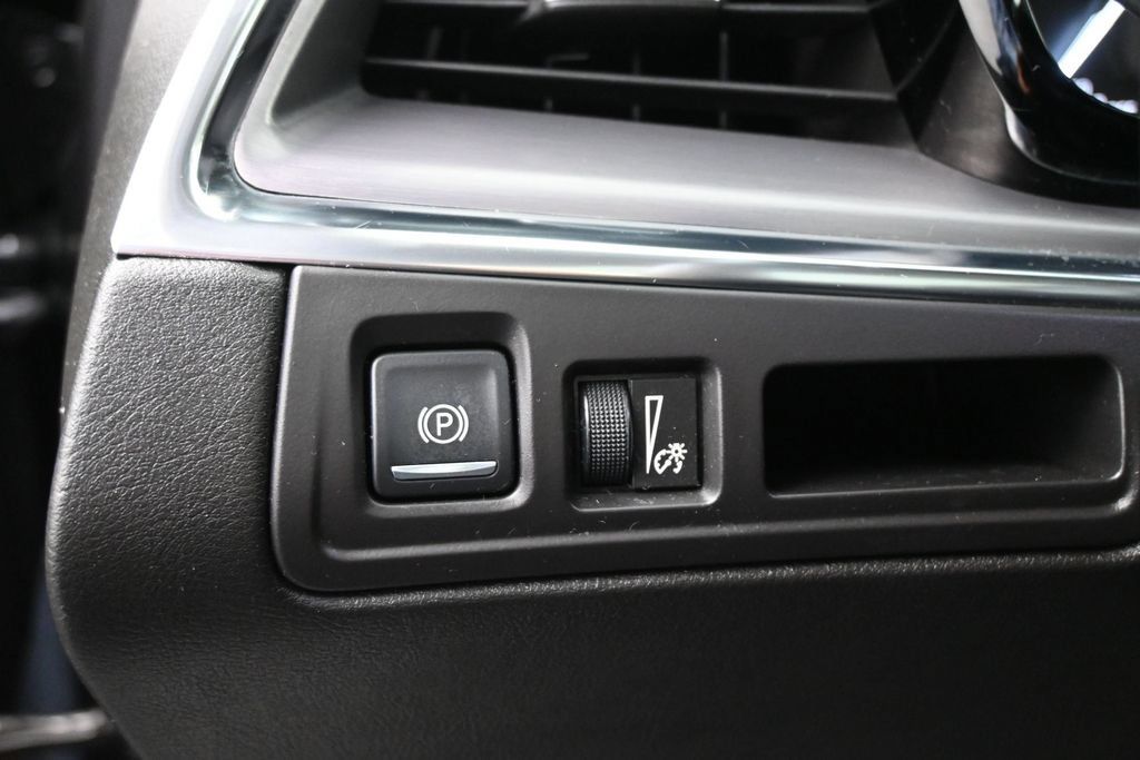 Used 2017 Cadillac XT5 Premium Luxury FWD image 3