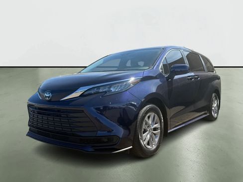 Used 2025 Toyota Sienna LE w/ LE Plus Package image 2