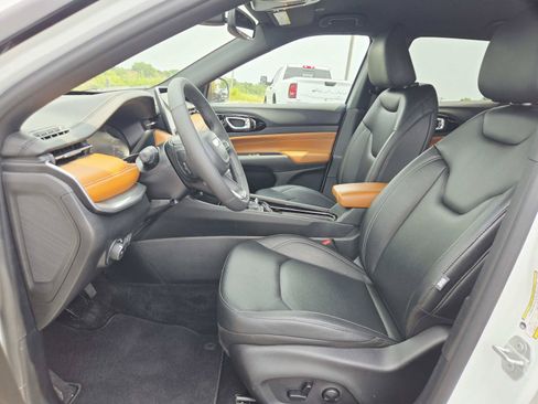Used 2025 Jeep Compass Limited AWD/4WD image 12