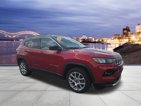 Used 2025 Jeep Compass Limited AWD/4WD image 4