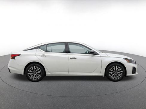 Used 2025 Nissan Altima 2.5 SV FWD image 10