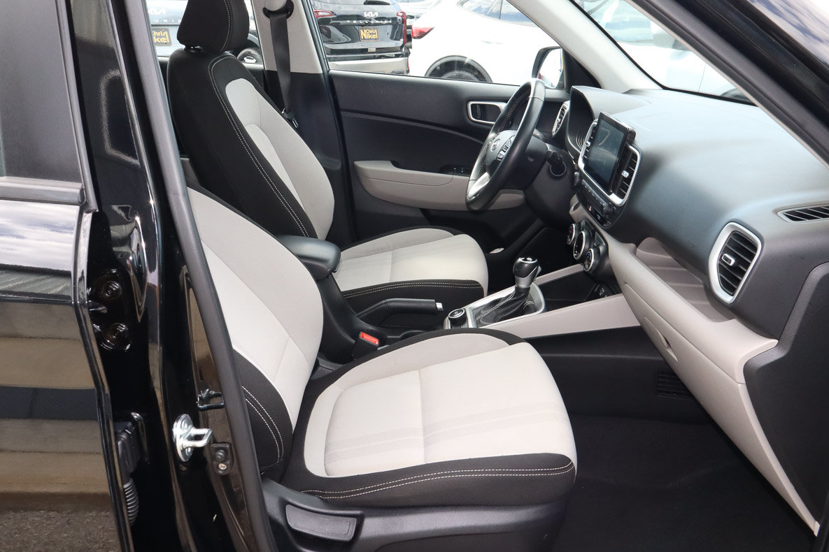 Used 2025 Hyundai Venue SEL FWD image 24