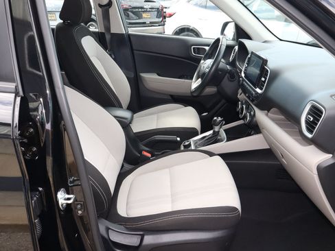 Used 2025 Hyundai Venue SEL FWD image 24