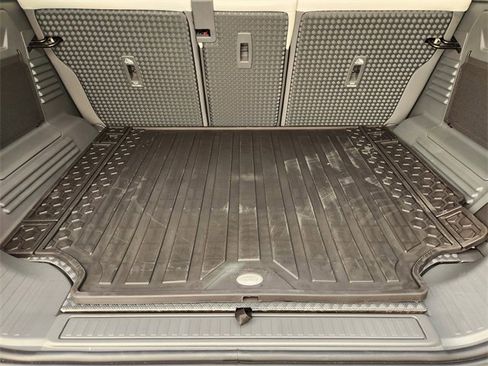 New 2026 Land Rover Defender 110 X-Dynamic SE image 22