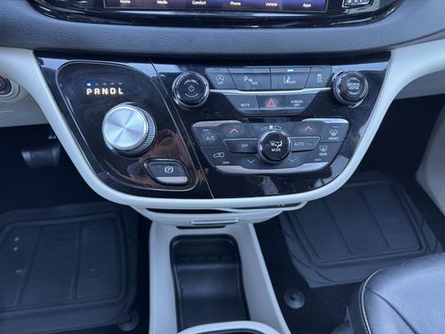 Used 2022 Chrysler Pacifica Touring-L image 12