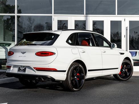 Used 2025 Bentley Bentayga image 11