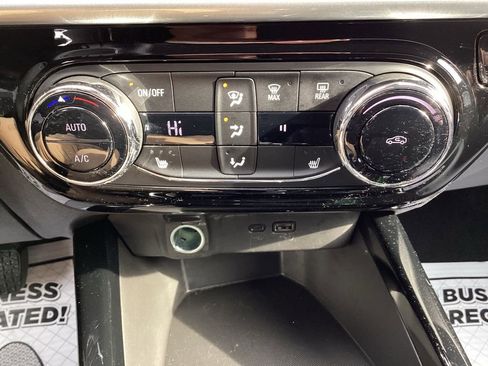 Used 2025 Chevrolet Trax LT w/ LT Convenience Package image 22