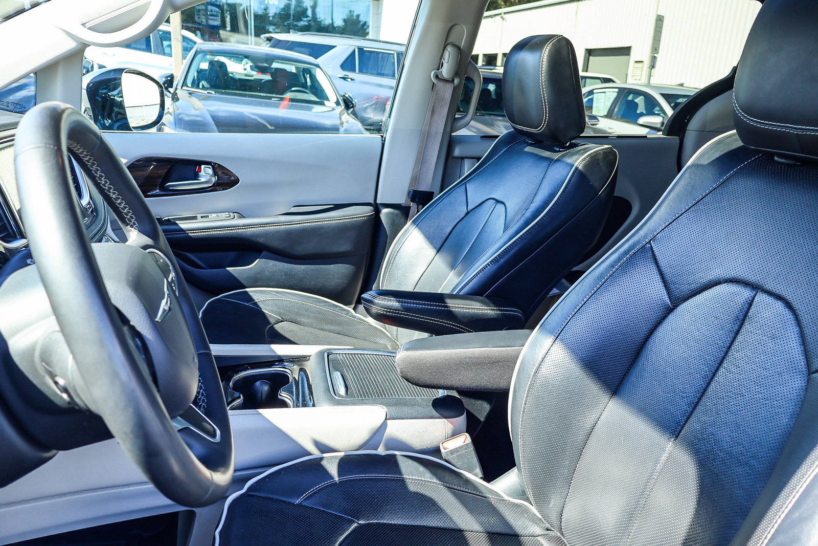 Used 2023 Chrysler Pacifica Limited FWD image 15