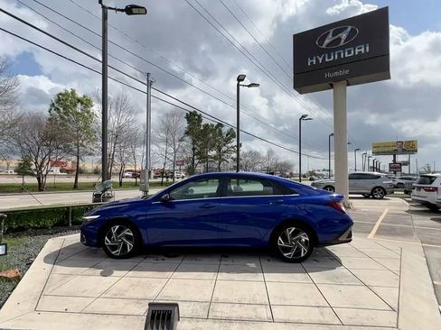 Used 2025 Hyundai Elantra SEL image 3