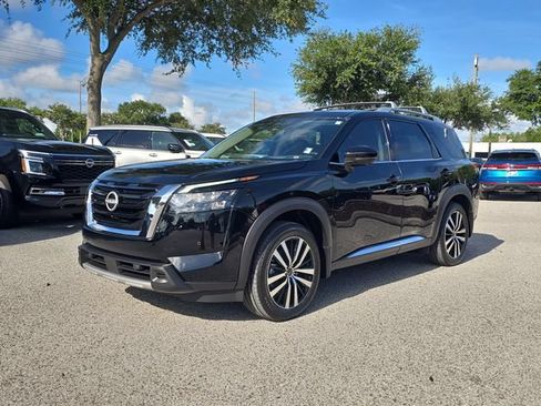 Certified 2025 Nissan Pathfinder Platinum w/ Cargo Package FWD image 4