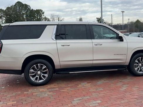 Used 2022 Chevrolet Suburban LT image 4