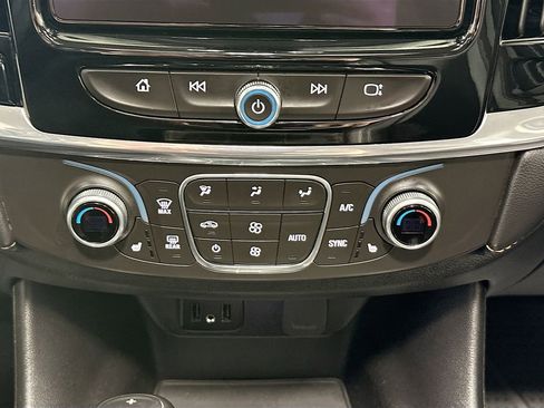 Used 2018 Chevrolet Traverse LT image 17