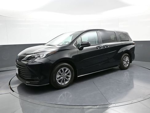 Used 2024 Toyota Sienna LE w/ Protection Package (TMS) AWD/4WD image 10