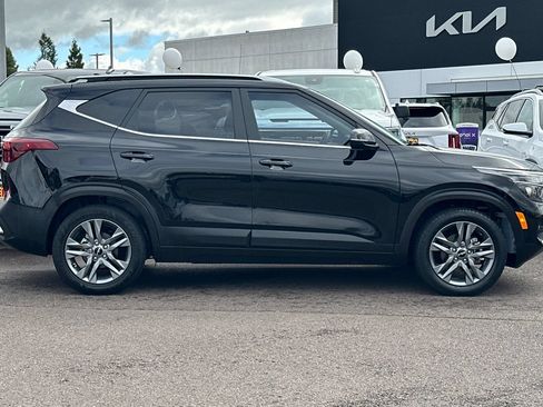 Used 2023 Kia Seltos S w/ Navigation Package FWD image 3