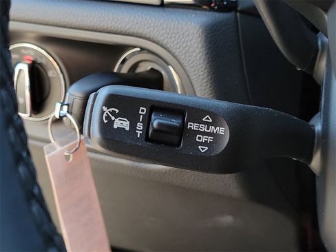 Certified 2025 Porsche Macan image 38