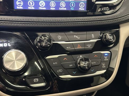 Used 2018 Chrysler Pacifica Limited image 20