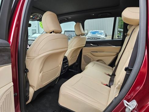 Used 2023 Jeep Grand Cherokee Limited AWD/4WD image 17