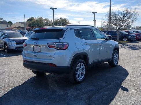 Used 2024 Jeep Compass Latitude image 5