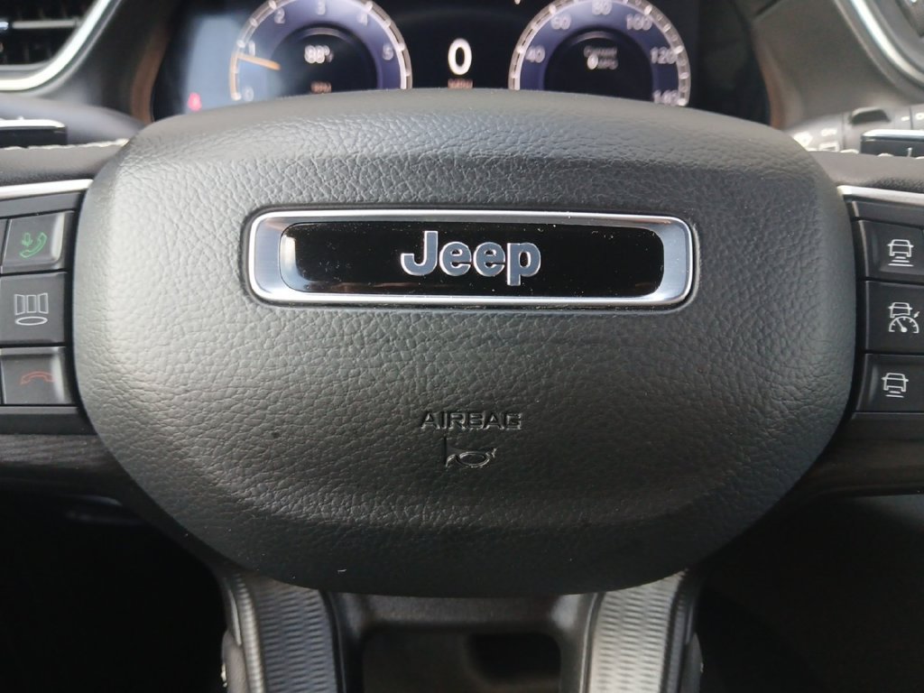Used 2025 Jeep Grand Cherokee Laredo RWD image 5