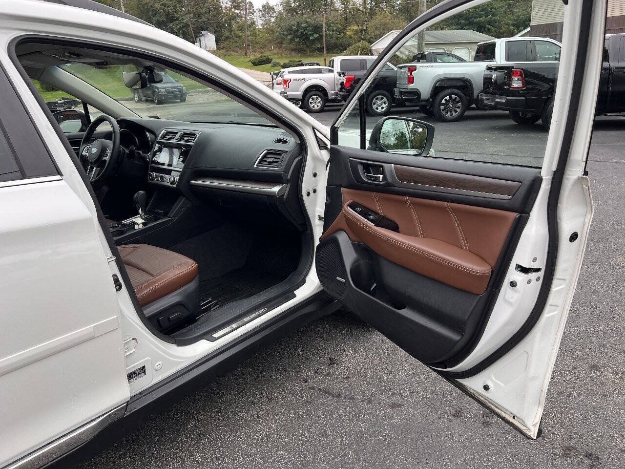 Used 2017 Subaru Outback 3.6R Touring w/ Popular Package #5A AWD/4WD image 22