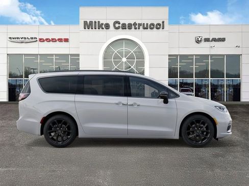 New 2026 Chrysler Pacifica Limited w/ S Appearance Package FWD image 21