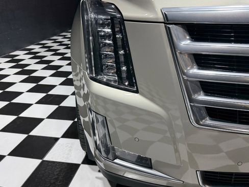 Used 2015 Cadillac Escalade Luxury image 23