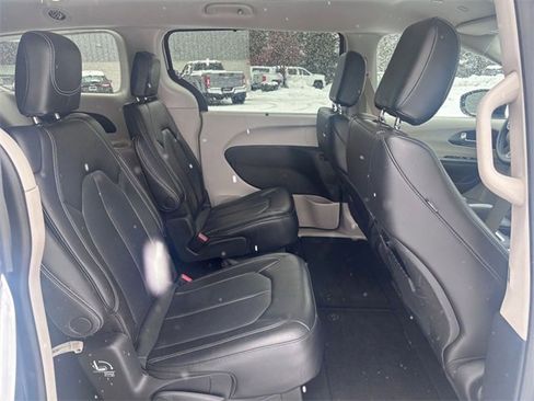 Used 2023 Chrysler Pacifica Touring-L image 27