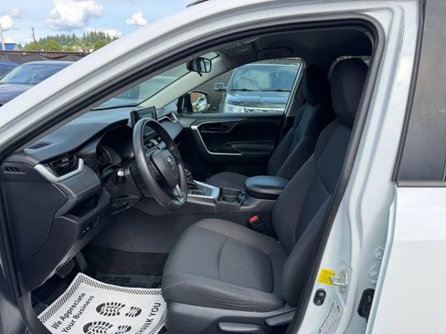 Used 2019 Toyota RAV4 LE FWD image 8