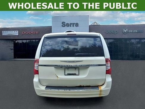 Used 2012 Chrysler Town & Country Touring FWD image 5
